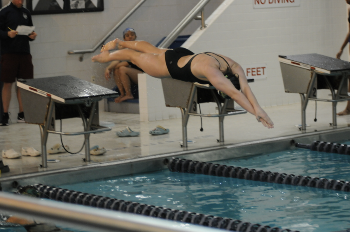 Liv Olsen ‘26 takes a dive to begin her race.
